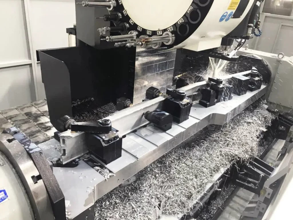 A CNC machining center uses flood coolant to machine aluminum parts, with coolant spraying to remove chips and control heat, showing the integration of the coolant system during cutting.